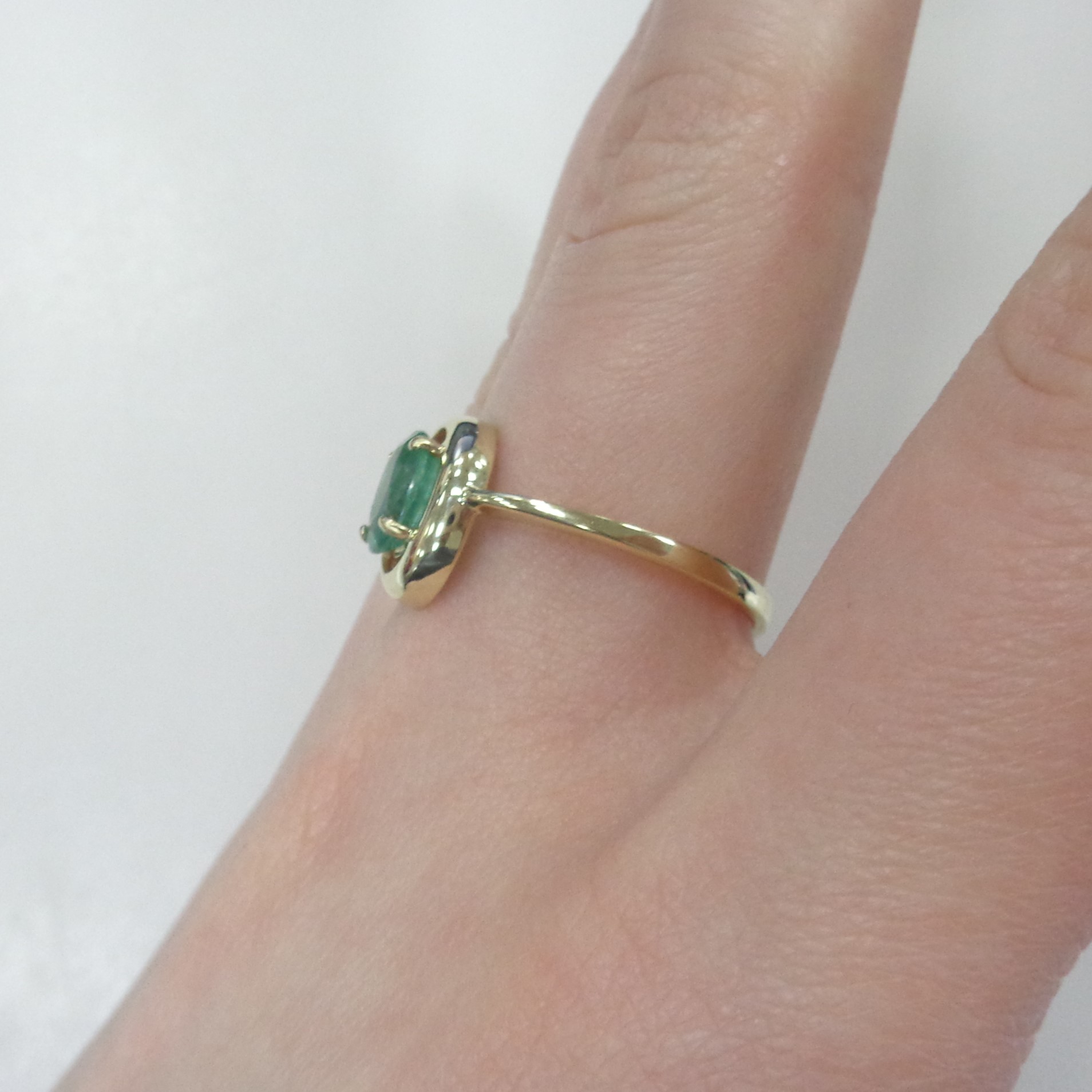 Кольцо из желтого золота с изумрудом